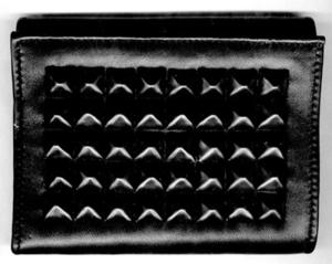 CARTERA PEQUE�A CON PIRAMIDES NEGRAS