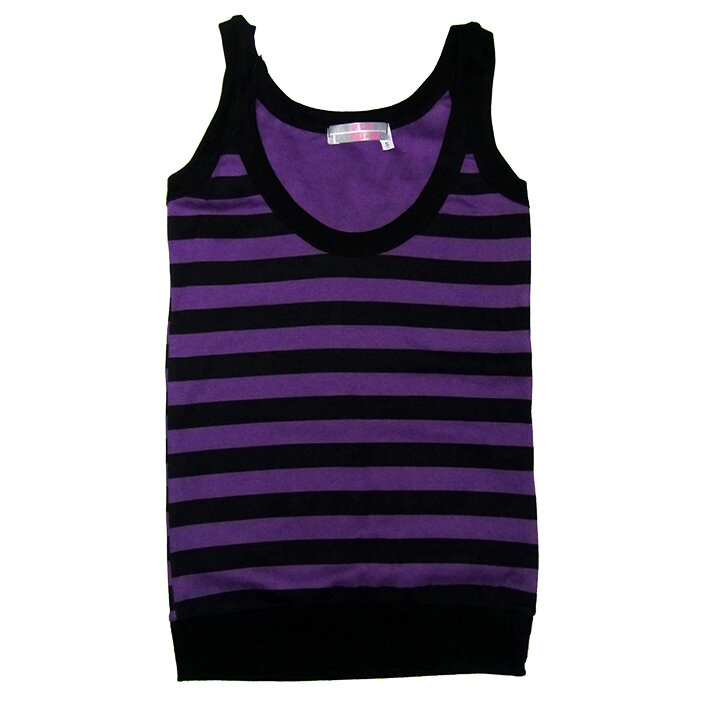 camiseta a rayas negras y blancas